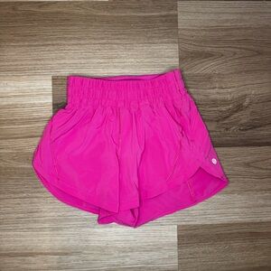 Lululemon Hotty Hot 2.5” Shorts Size 4 Small Hot Pink No Liner